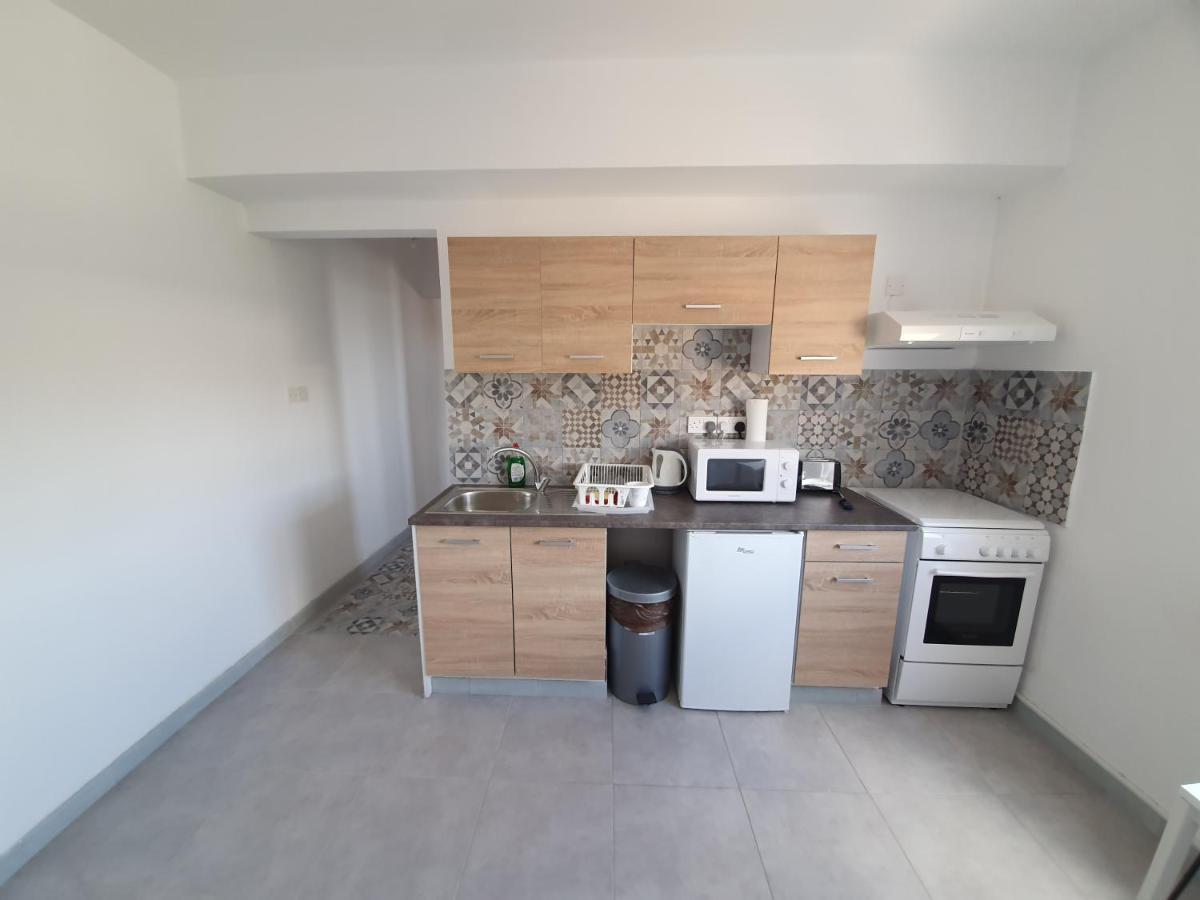 Valentinos Apartments 파포스 외부 사진