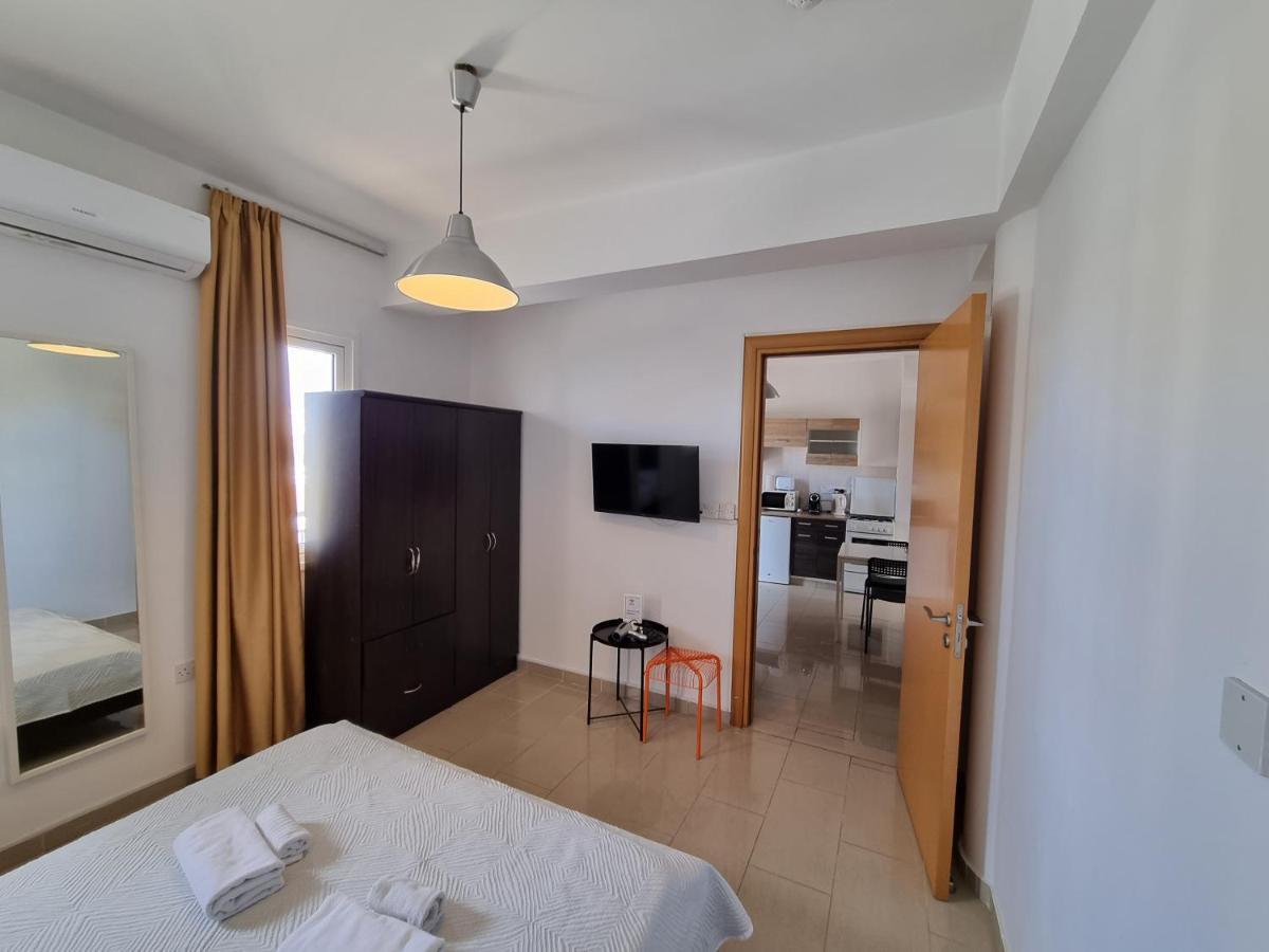 Valentinos Apartments 파포스 외부 사진