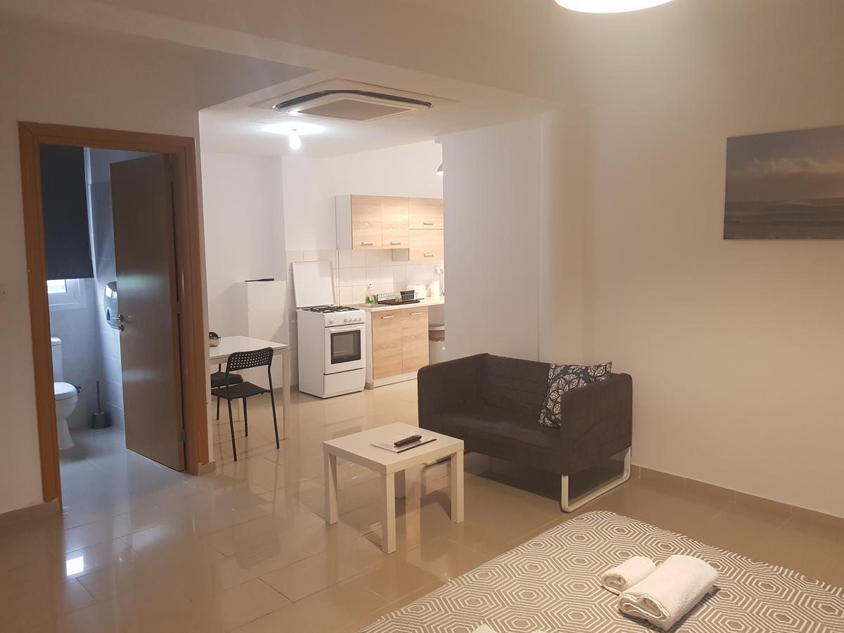 Valentinos Apartments 파포스 외부 사진